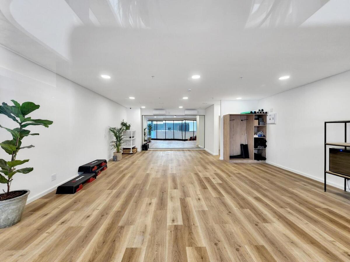 Apartment Gorgeous, Brand New-wifi,pool-views- Fully Secure! *