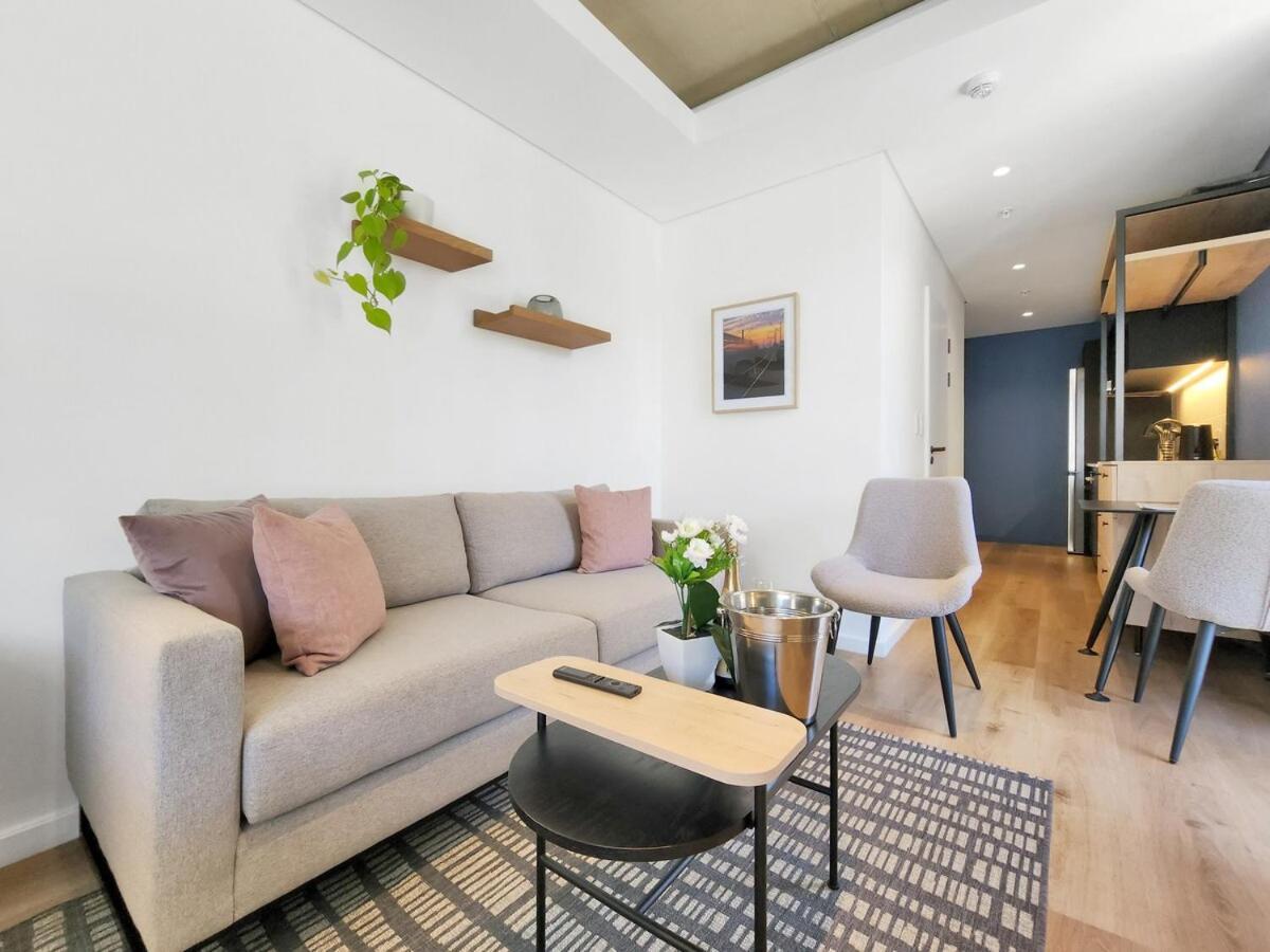 Gorgeous, Brand New-wifi,pool-views- Fully Secure! * Cape Town