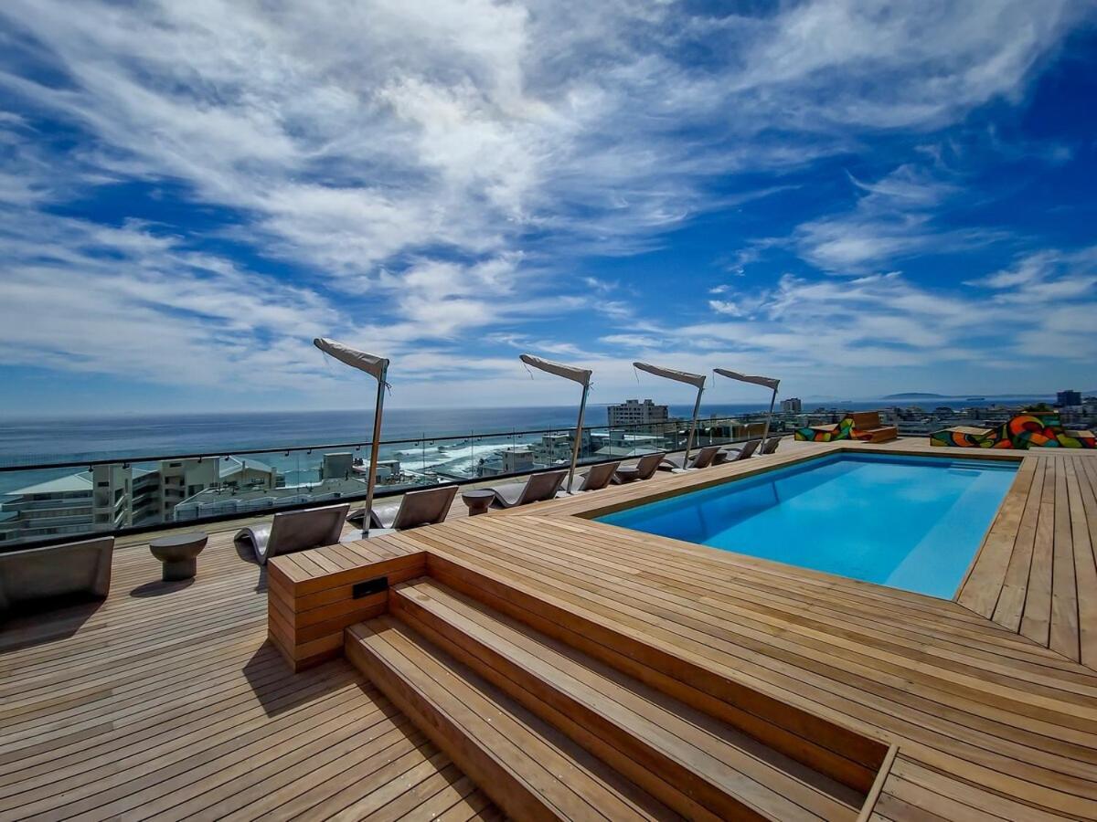 Gorgeous, Brand New-wifi,pool-views- Fully Secure! Apartment