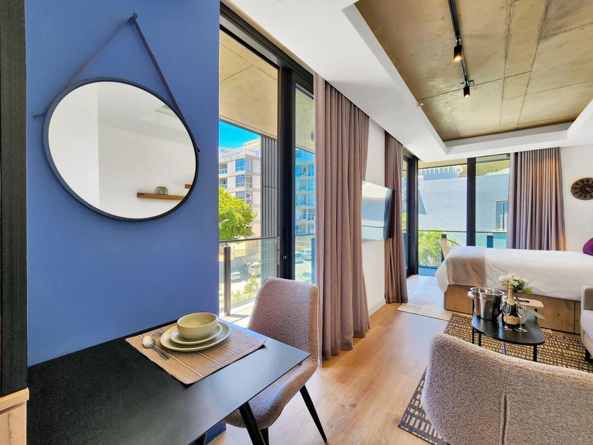Gorgeous, Brand New-wifi,pool-views- Fully Secure! Apartment *
