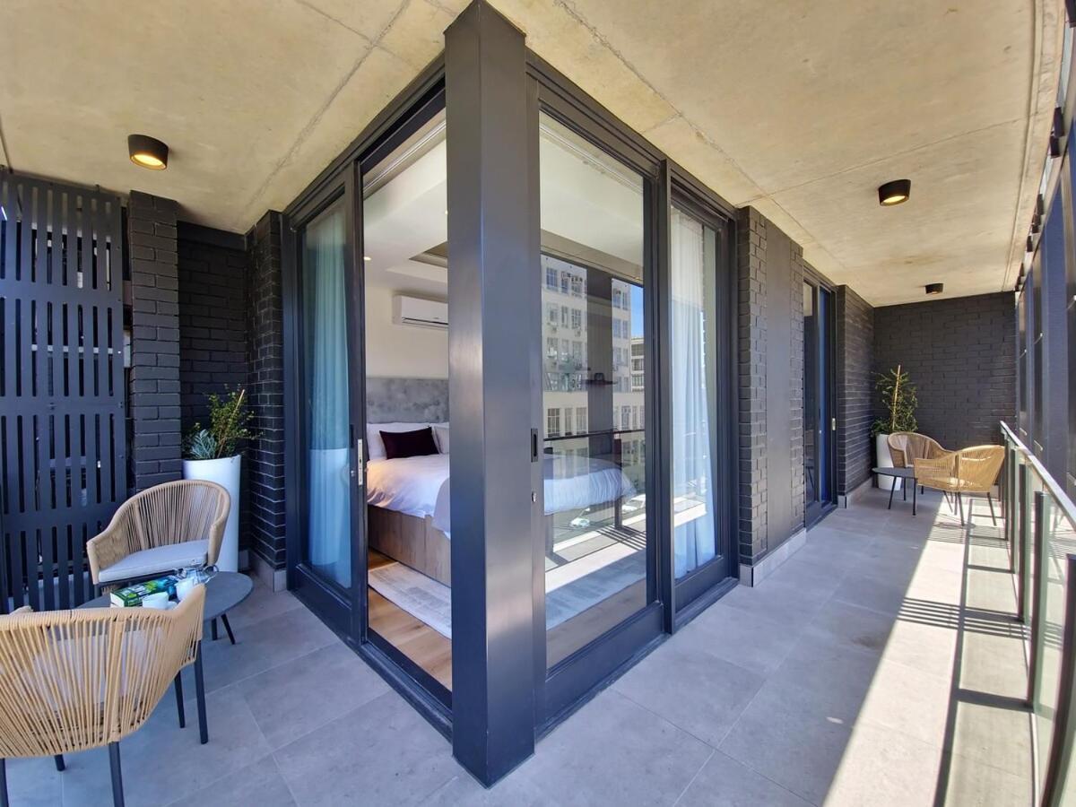 Gorgeous, Brand New-wifi,pool-views- Fully Secure! Apartment